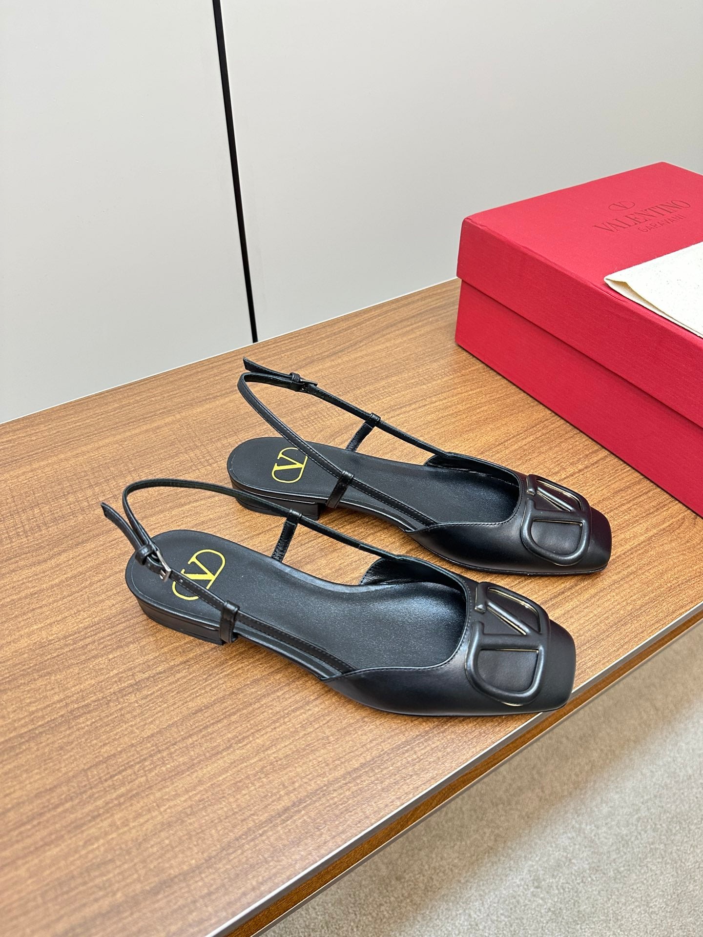 范倫V-2023春夏新款 大V扣平底涼鞋 羊皮黑色