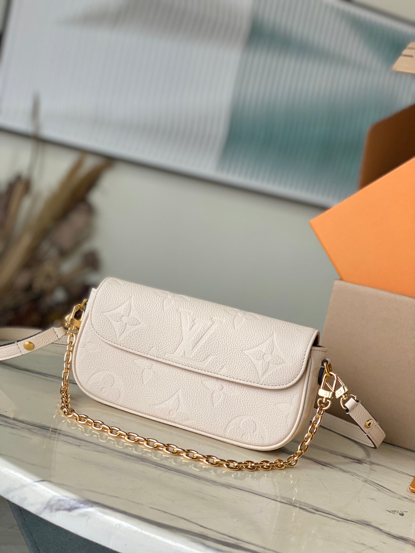 M82210 路L家-Wallet on Chain Ivy 奶油色