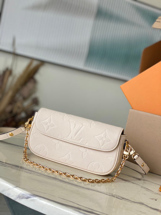 M82210 路L家-Wallet on Chain Ivy 奶油色