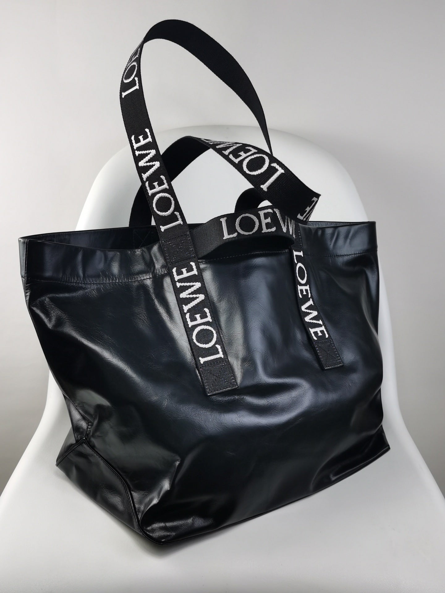 羅L威-Fold Shopper手袋 紙質小牛皮 黑色