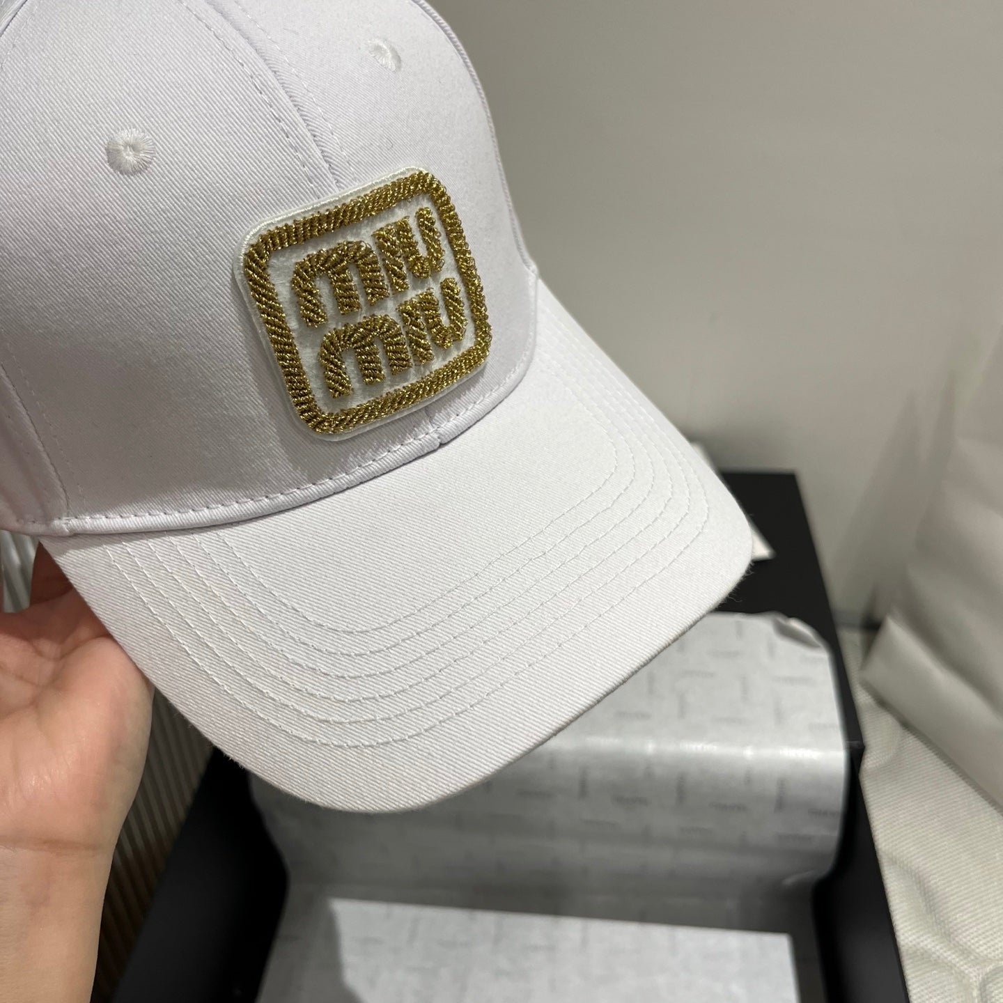 穆m家-刺繡貼標logo棒球帽 白色