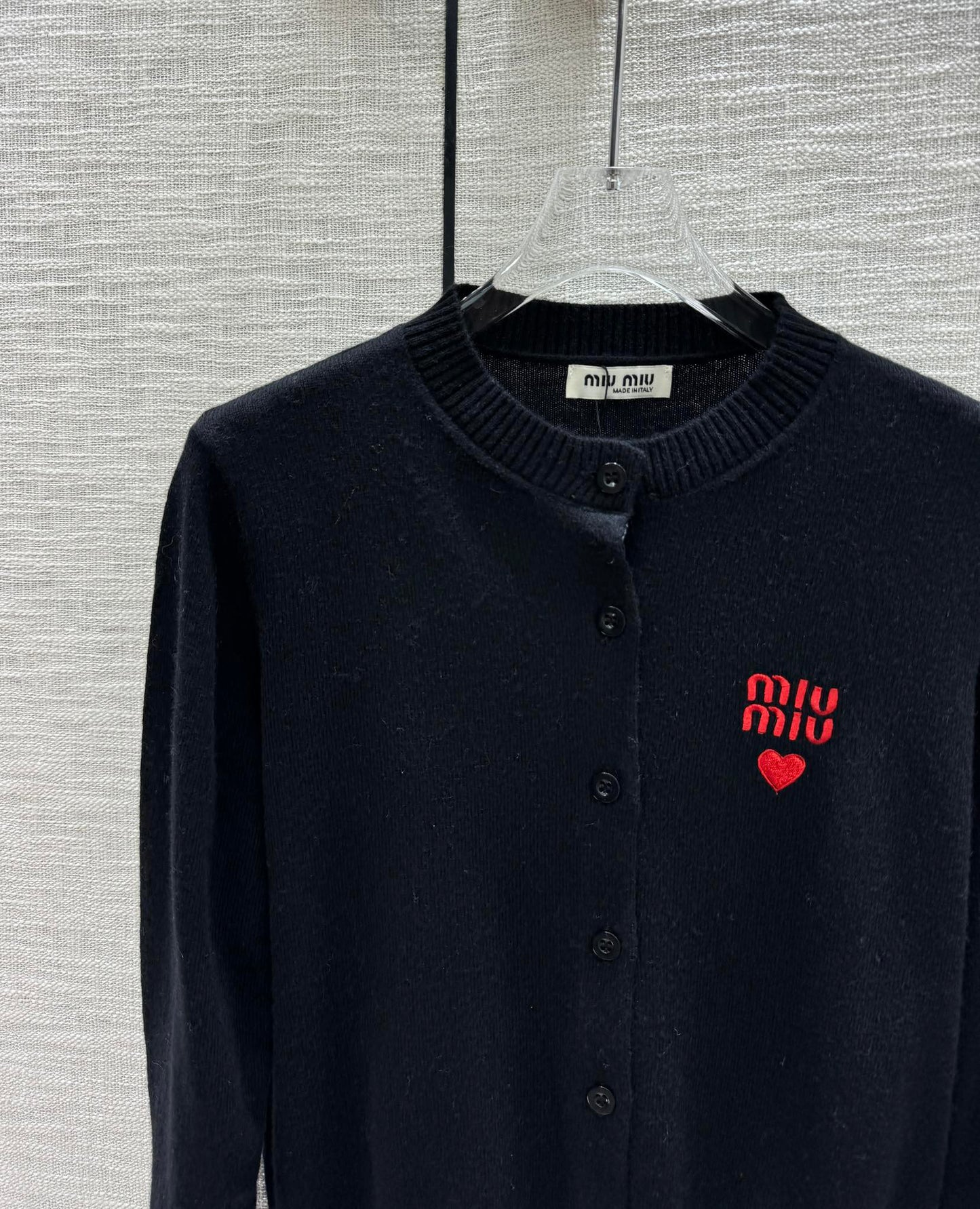 穆M家-2404 愛心刺繡logo針織開襟衫 黑色