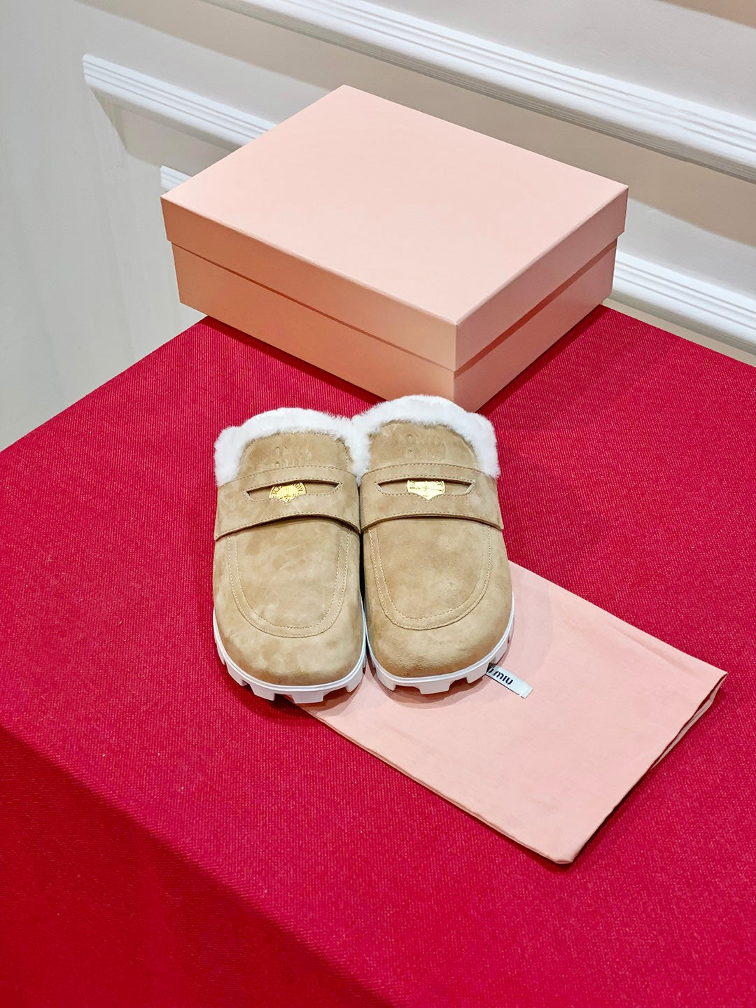 穆M家-2023秋冬新款 金幣扣毛毛拖鞋 卡其色