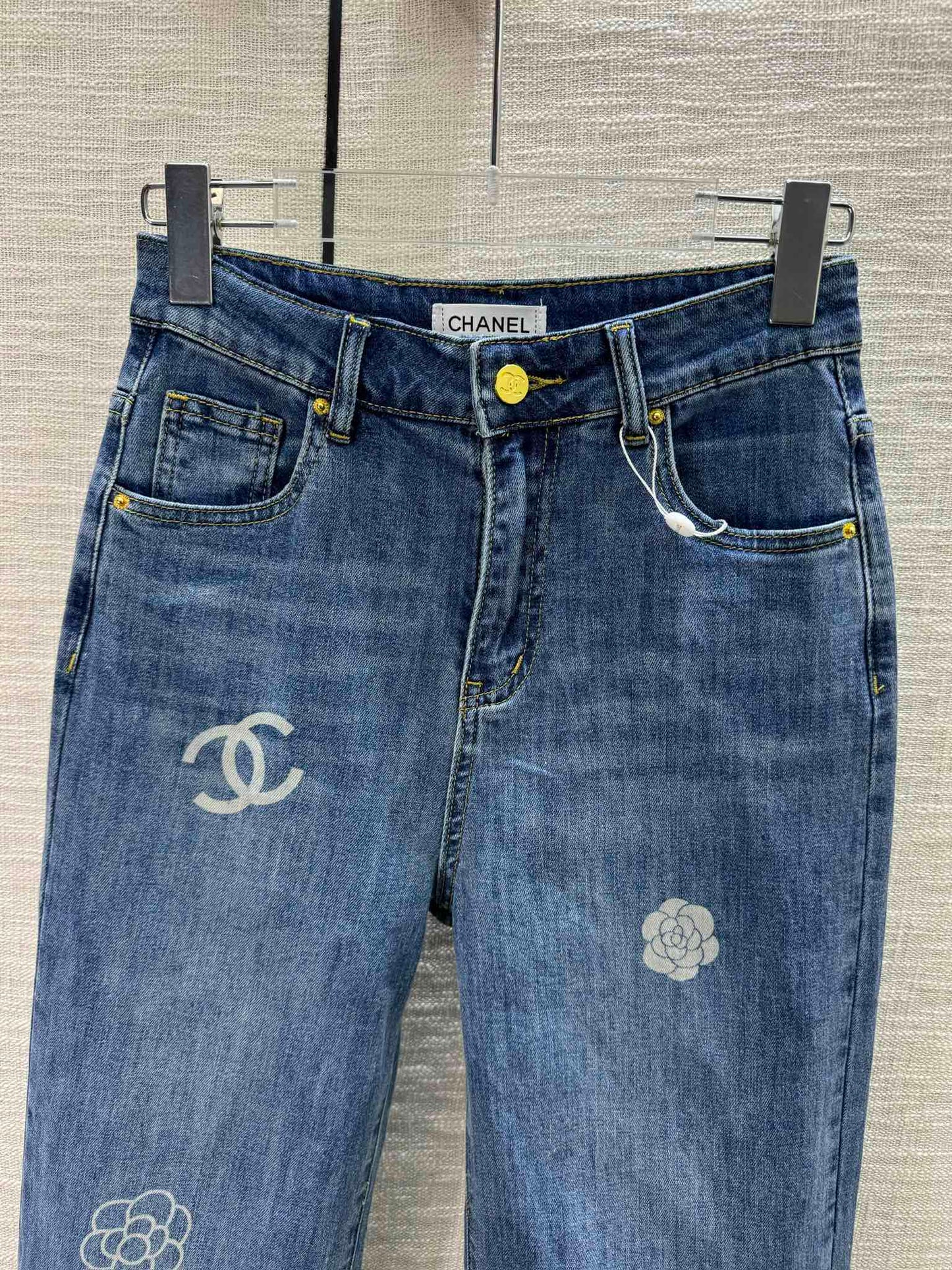 小香家-2404 山茶花logo直筒牛仔褲