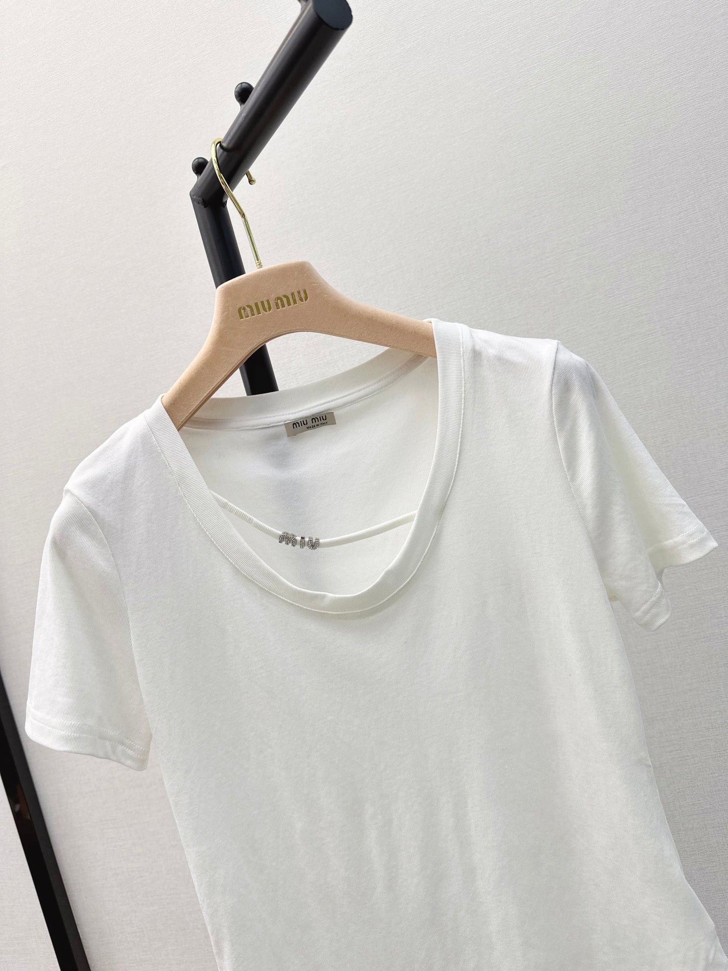 穆M家-2404 春夏最新款純欲風修身U領TEE 白色