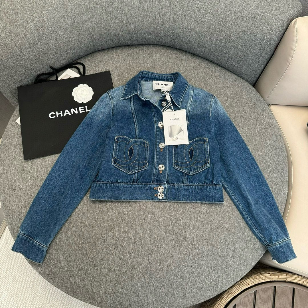 小香家-2403 雙C刺繡口袋短版牛仔夾克