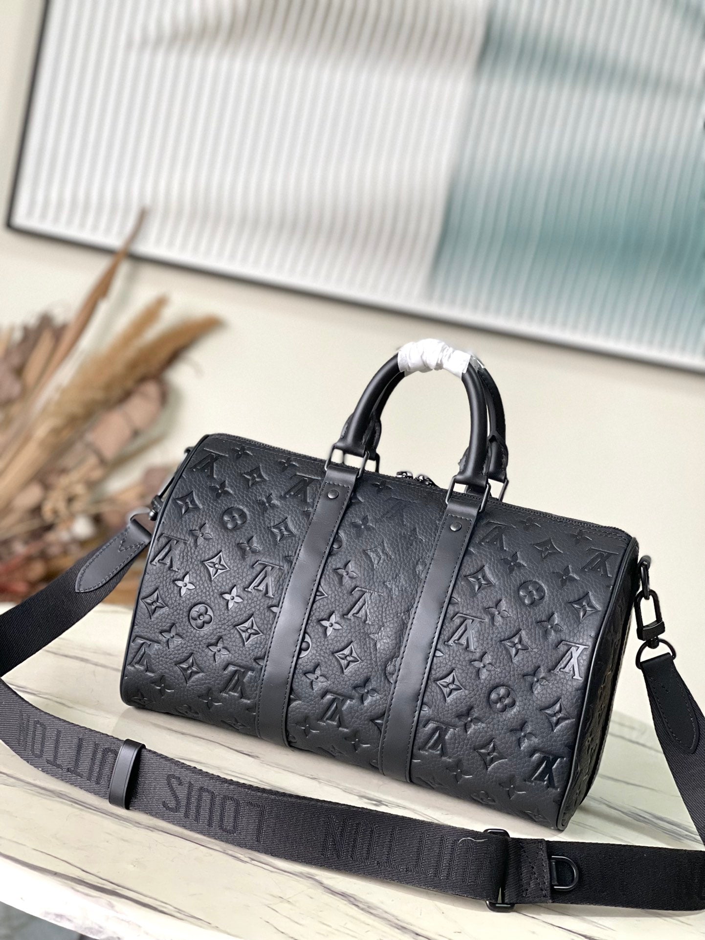 M22765 路L家-Keepall Bandouliere 旅行袋 黑色壓花 男款
