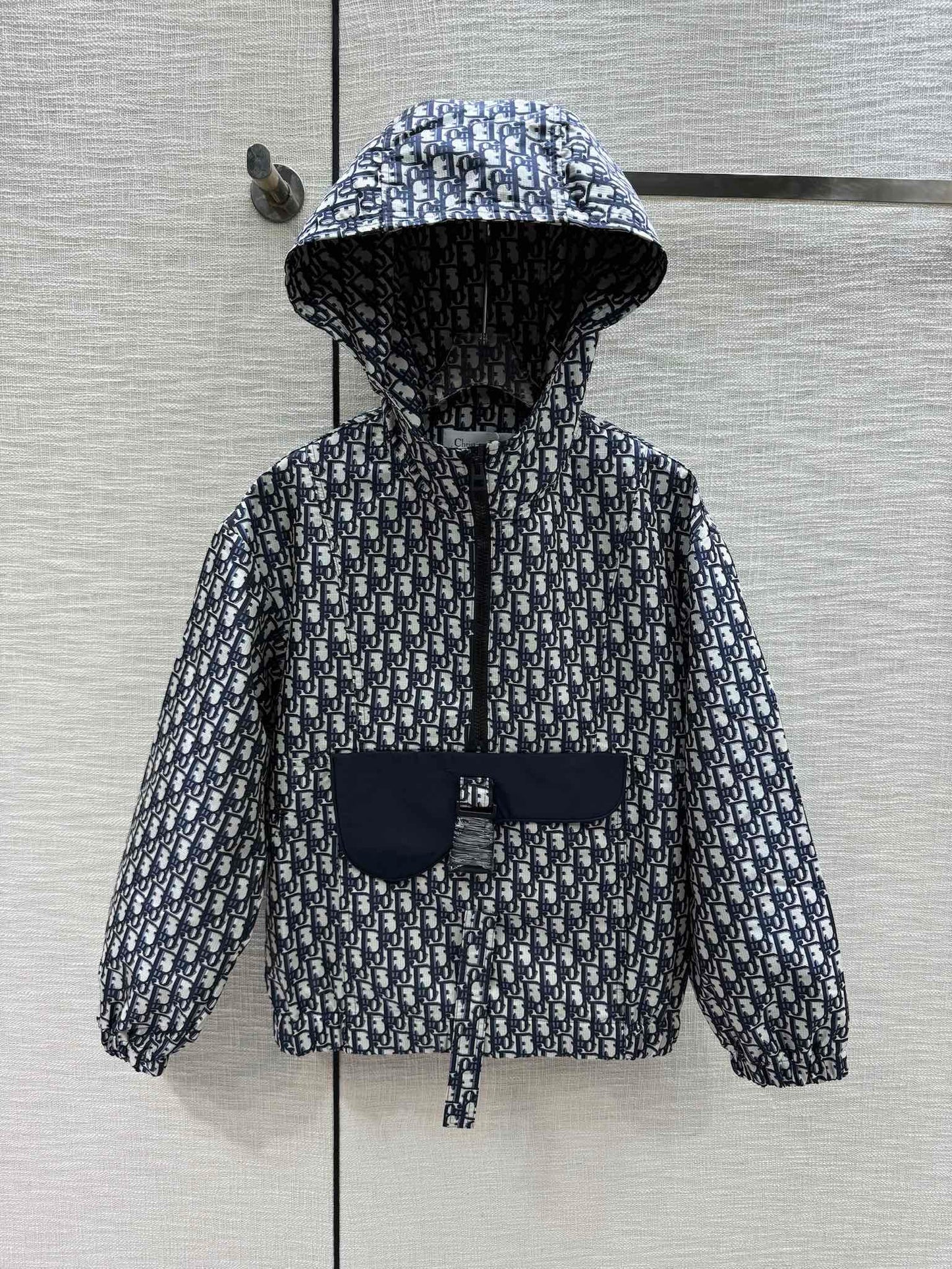 迪D家-2403 馬鞍包口袋連帽衝鋒衣短褲套裝