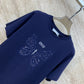 迪D家-2403 蝴蝶刺繡logo圓領短袖TEE 藍色