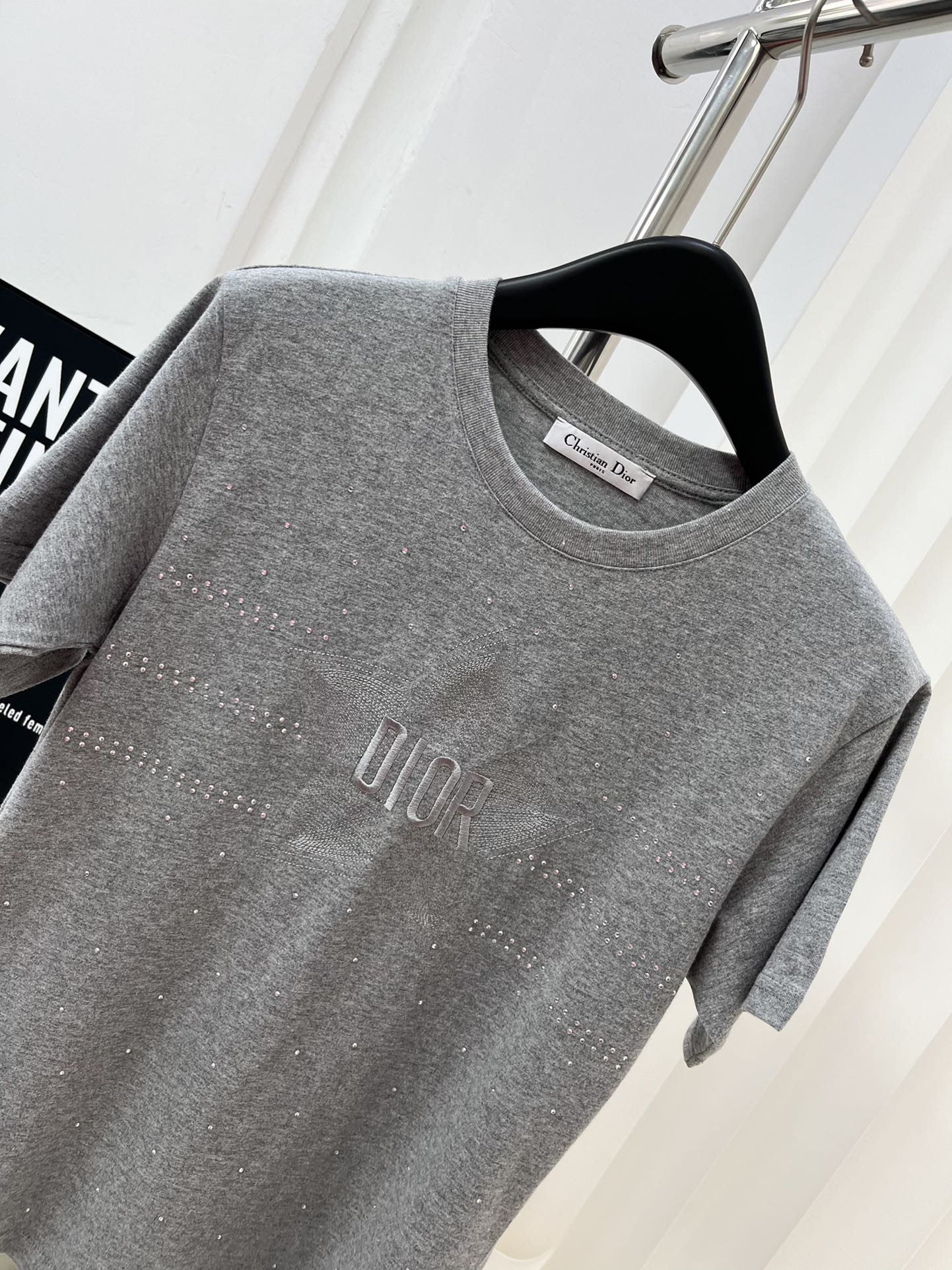 迪D家-2403 重工刺繡燙鑽TEE 灰色