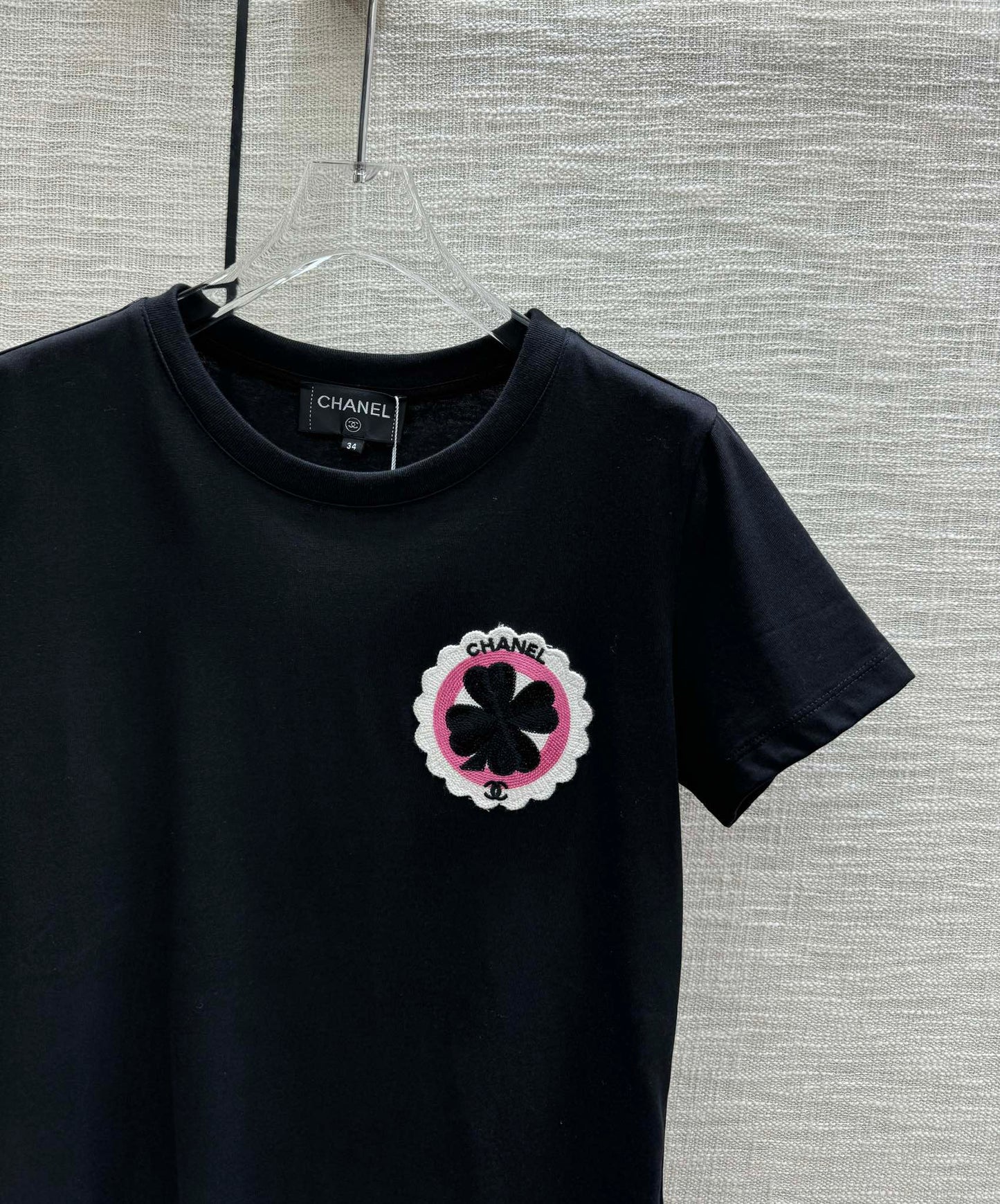 小香家-2403 刺繡四葉草字母圓領短袖TEE 黑色