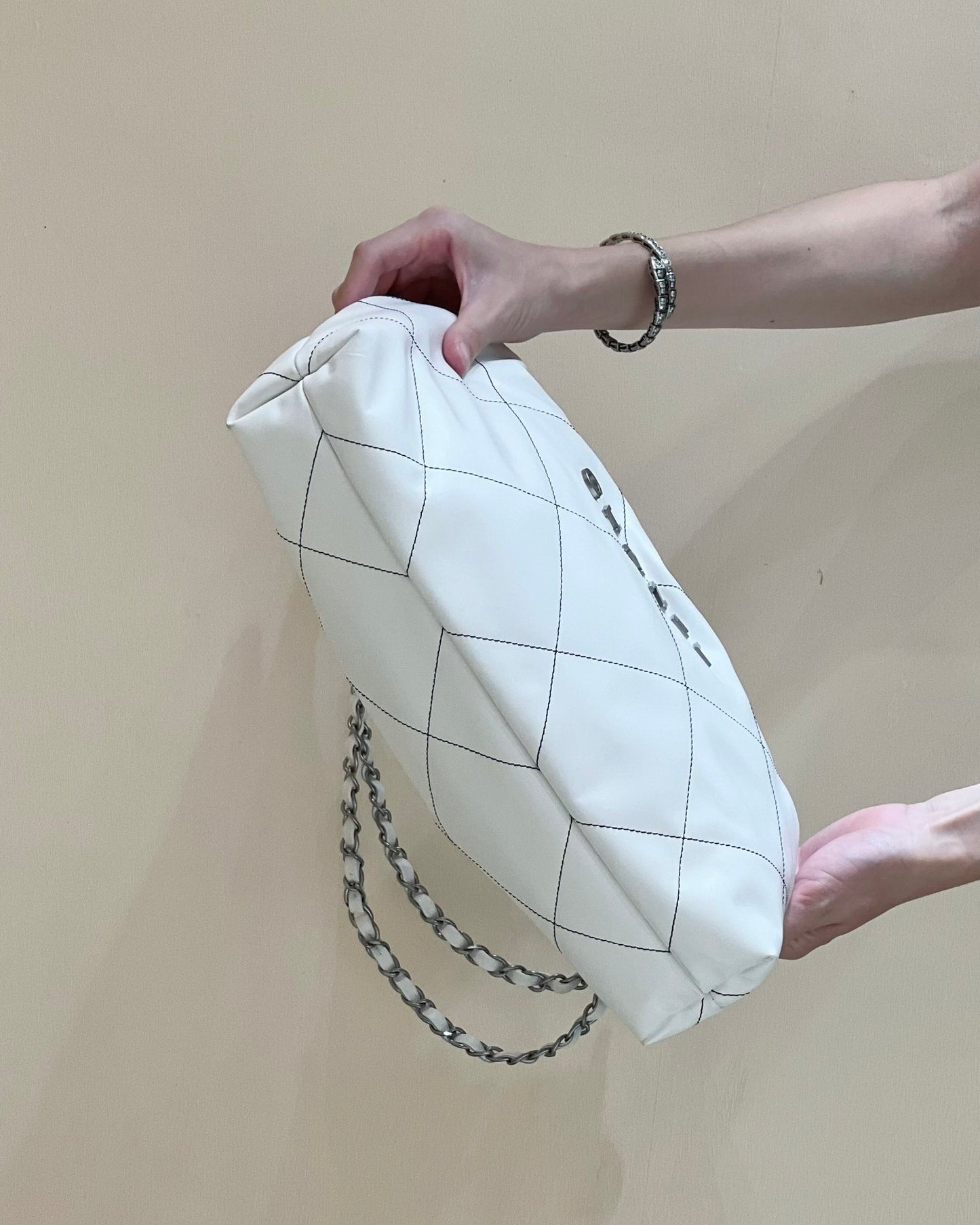 小香家-2023早春度假系列 22Bag 中號 白色配黑線
