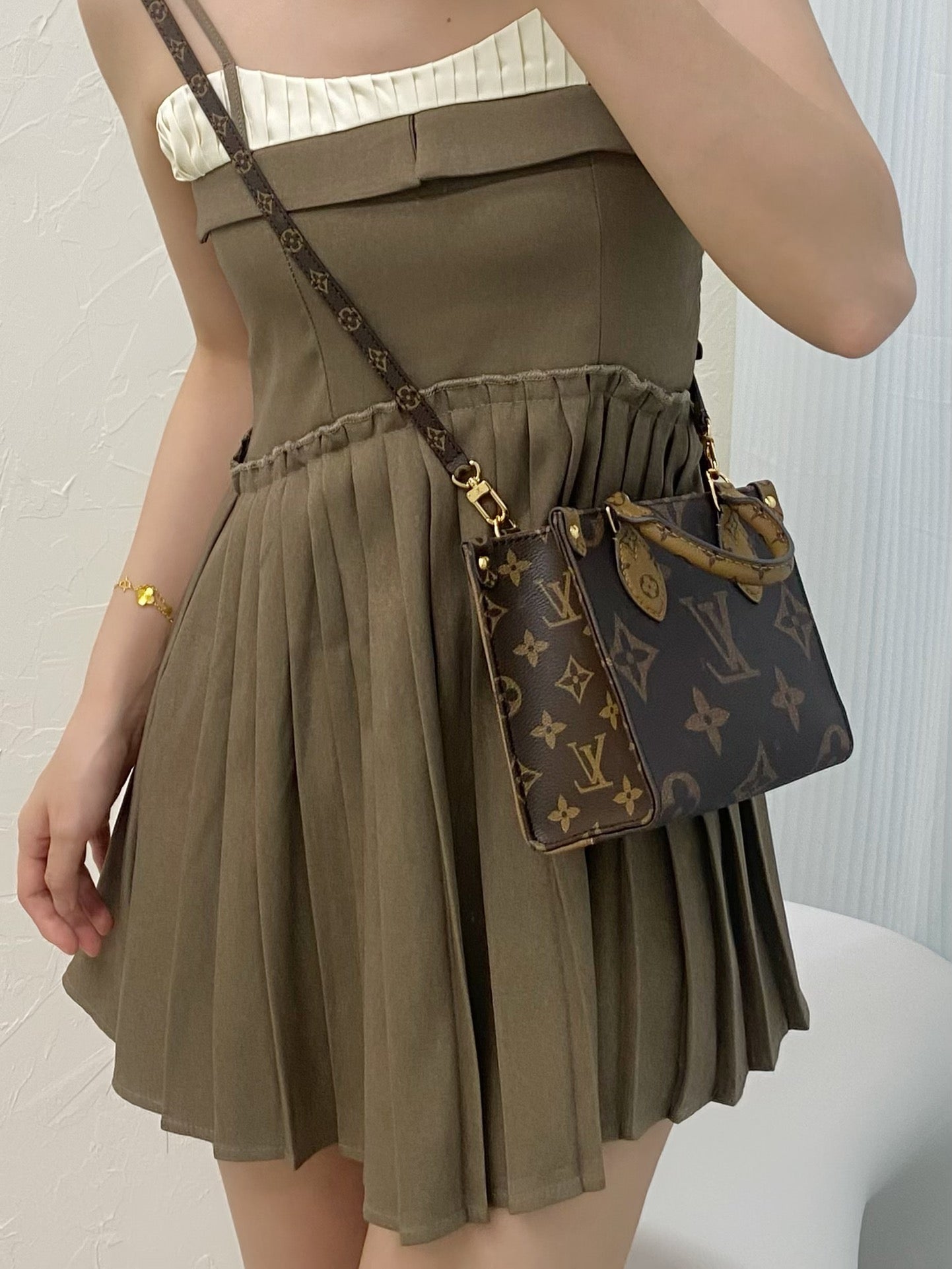 路L家-M46839 OnTheGo BB迷你雙色手袋 棕色