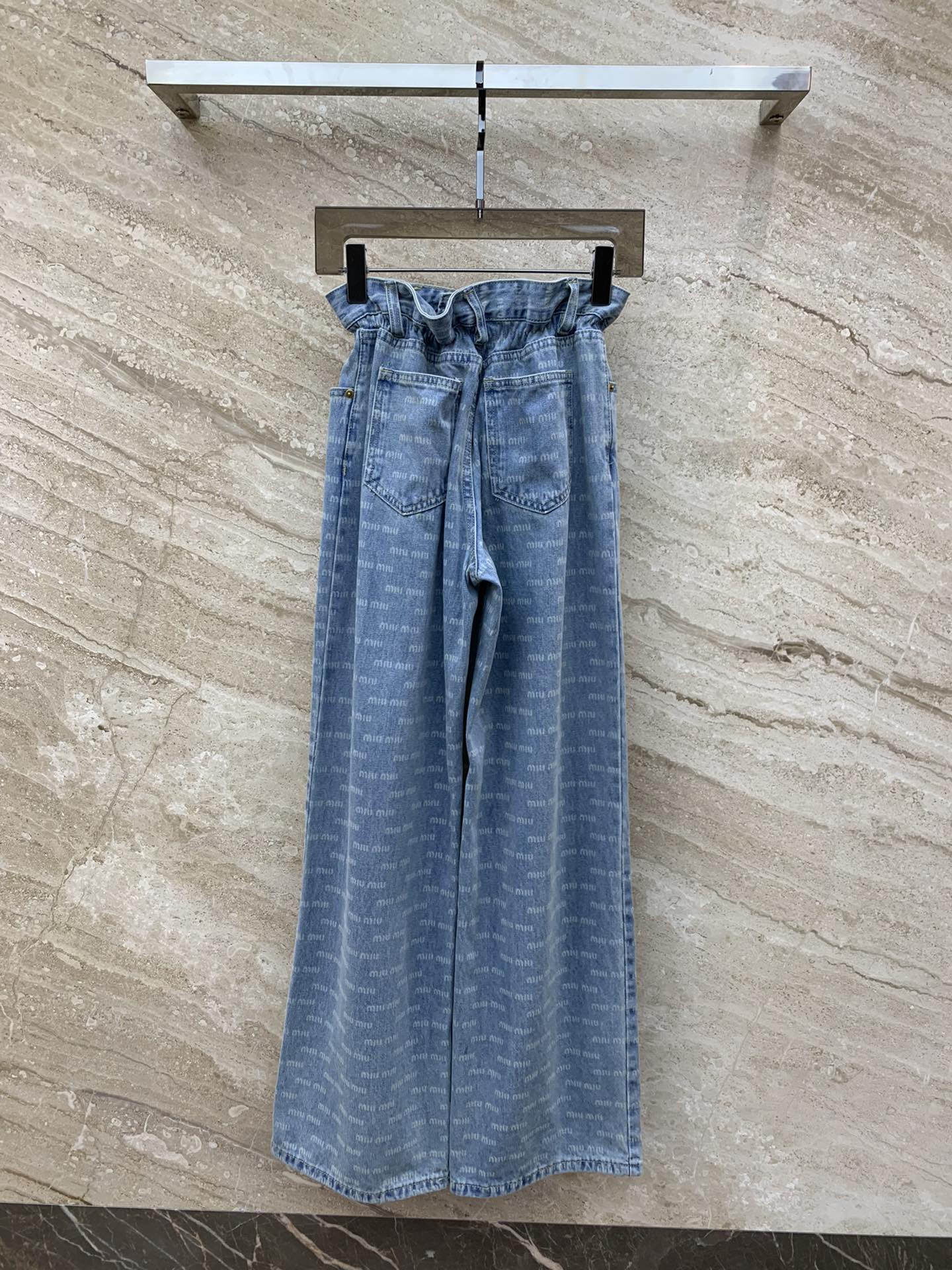 穆M家-2404 雷射滿logo花苞牛仔長褲
