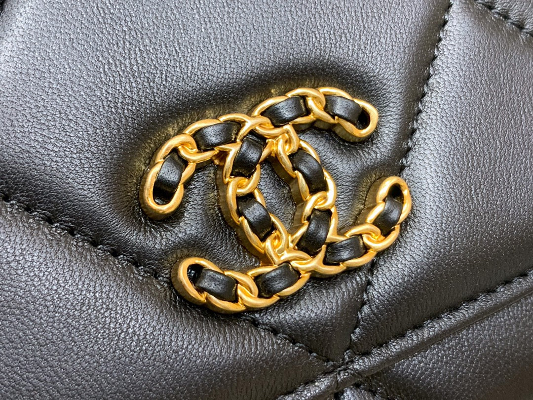 小香家-Chanel 19經典Logo菱格粒紋Woc手拿包/斜背包 黑色