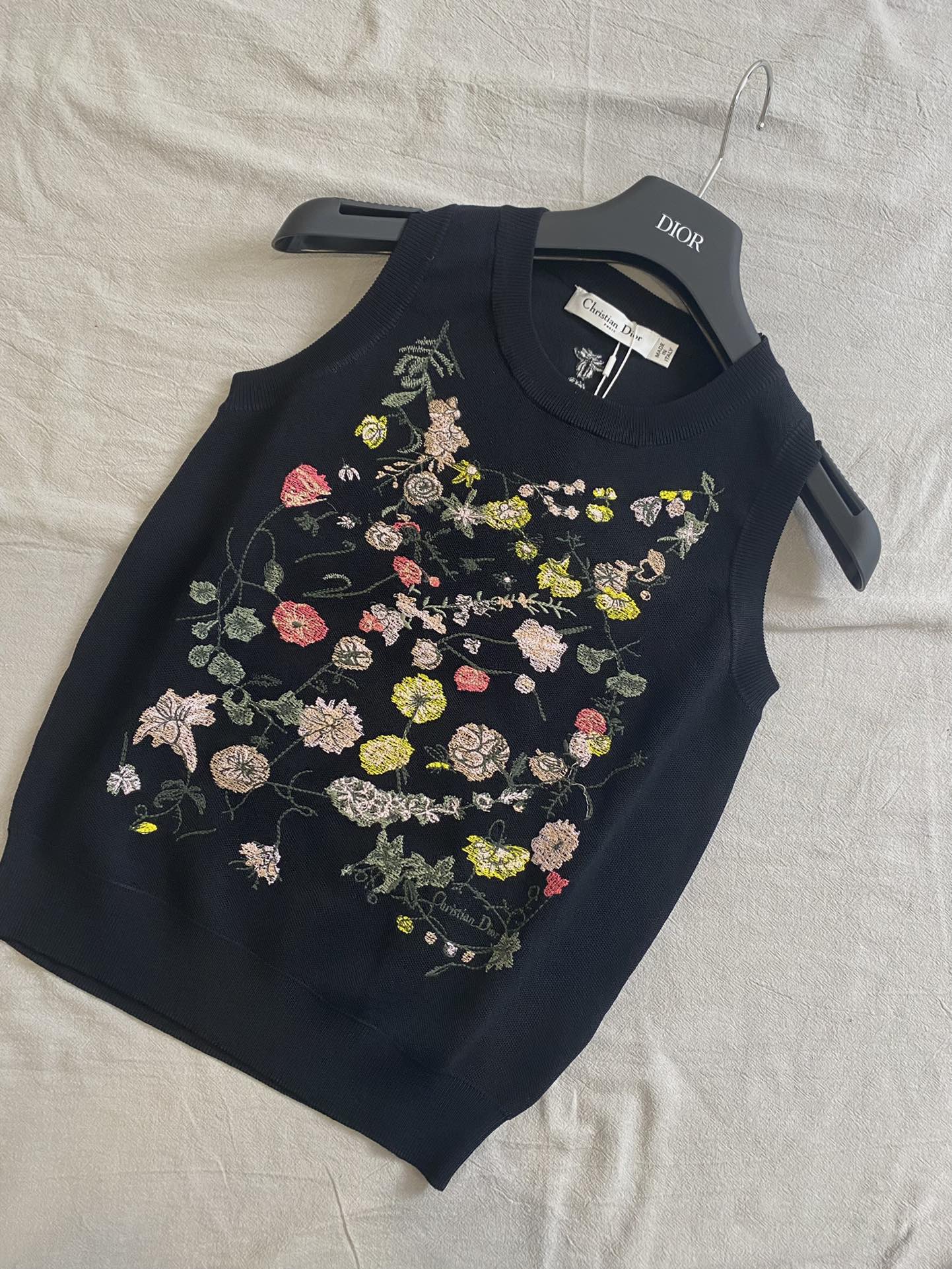 迪D家-2403 24早春最新花卉系列重工刺繡花朵針織背心 黑色