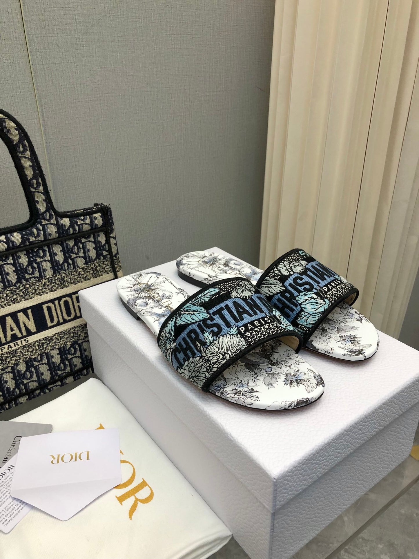迪D家-2024花刺繡 拖鞋 白色