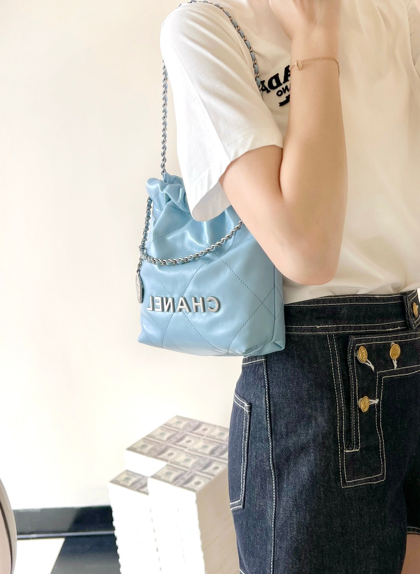 小香家-2023春夏新款 22BAG Mini 奶藍色 上身圖