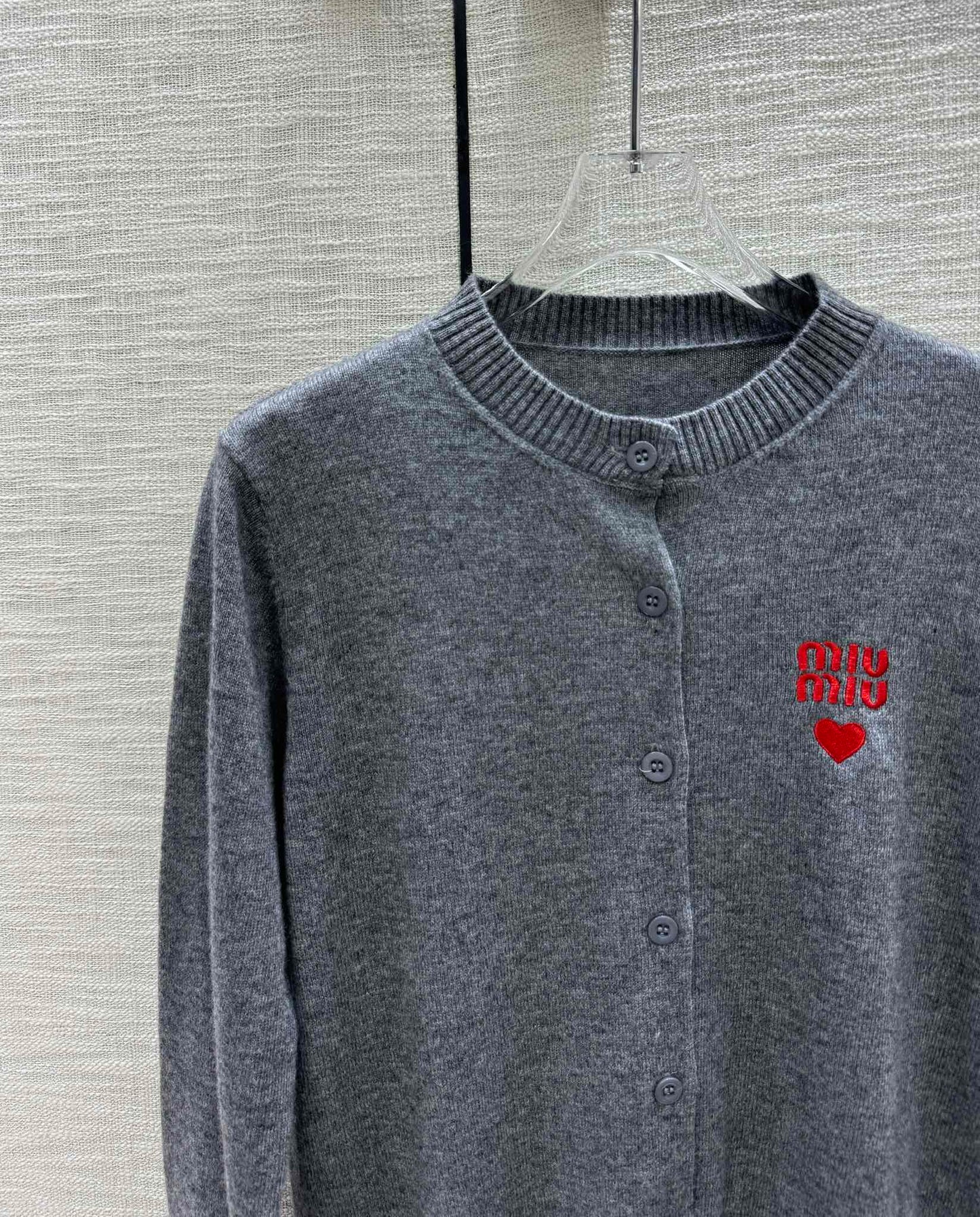 穆M家-2404 愛心刺繡logo針織開襟衫 灰色