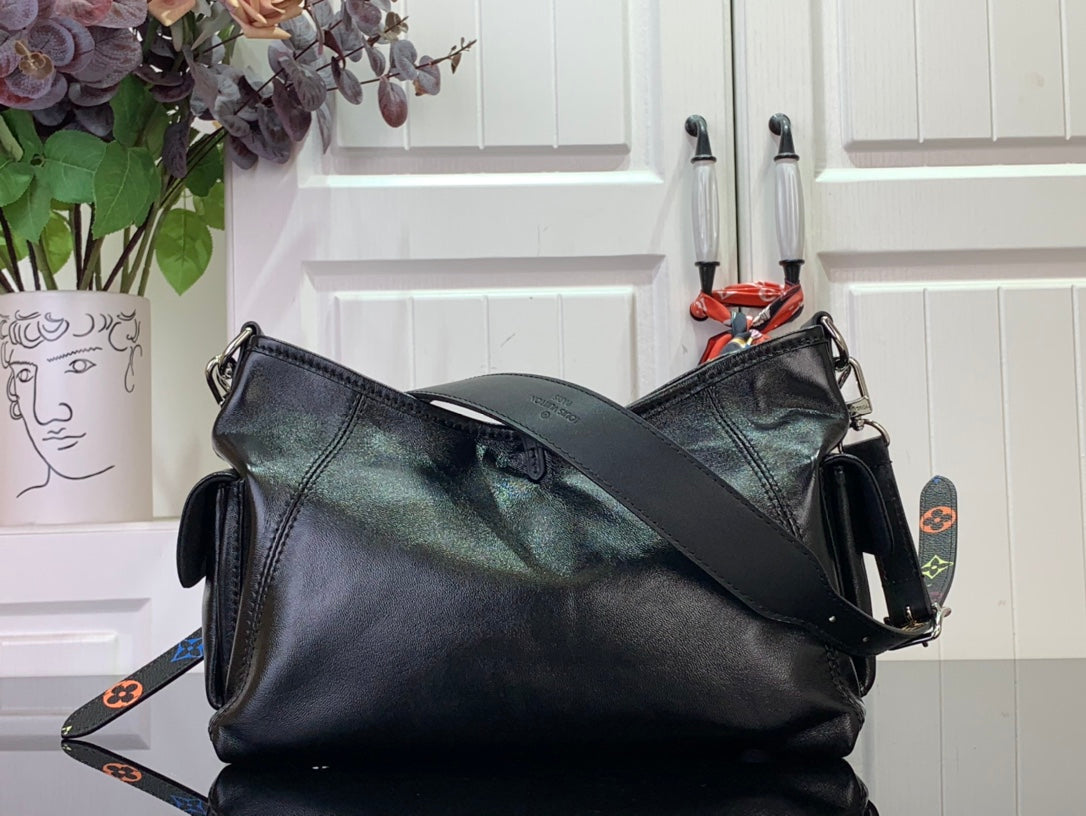 路L家-CARRYALL CARGO 羊皮革小手袋 黑色