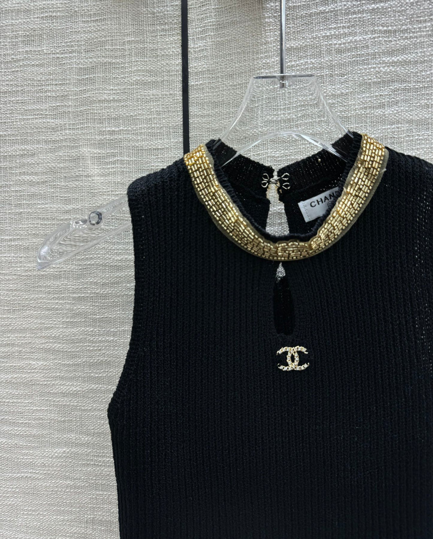 小香家-2403 領口重工穿珠金屬logo裝飾針織背心 黑色