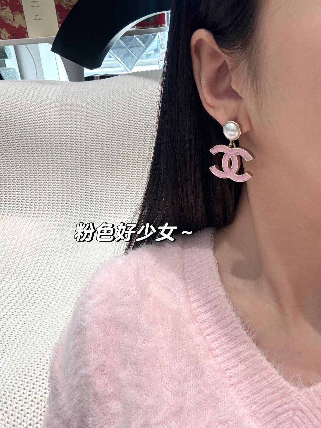 小香家-25P珍珠吊墜滴油雙C耳環-黑/粉色
