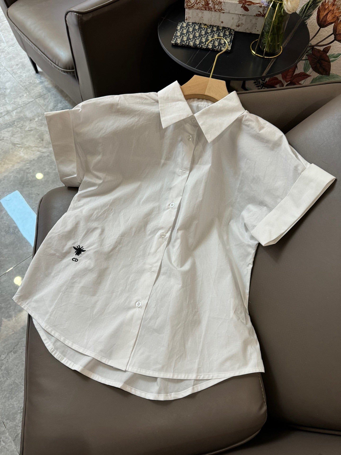 迪D家-2403 24SS小蜜蜂繡花棉料短袖襯衫 白色