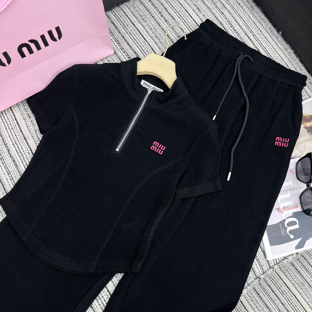 穆M家-2404 24年春夏系列 Miu新款立領墊肩修身套裝 黑色