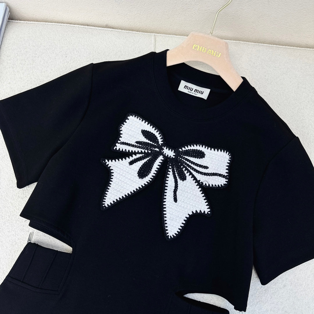 穆M家-2404 24Ss春夏最新款蝴蝶結刺繡裝飾露腰短袖洋裝 黑色