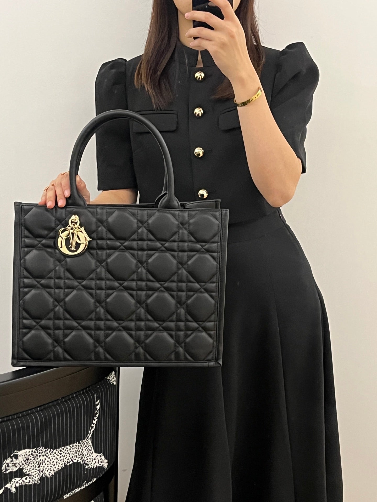 熱銷款 迪D家-2024春夏系列 Book Tote  菱格紋牛皮 黑色 中號