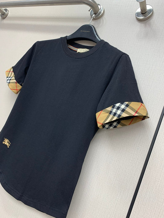 巴B家-2403 24早春新款經典格子繡馬TEE 黑色
