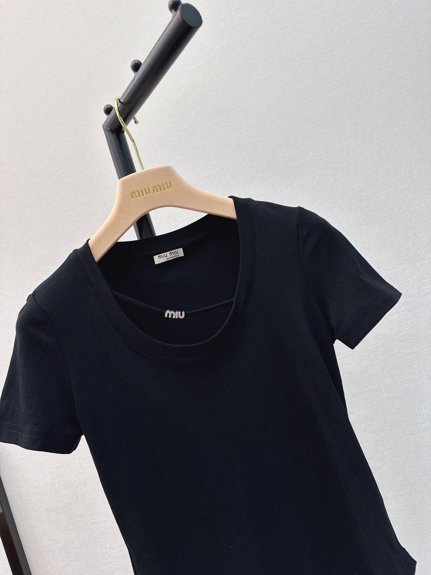 穆M家-2404 春夏最新款純欲風修身U領TEE 黑色