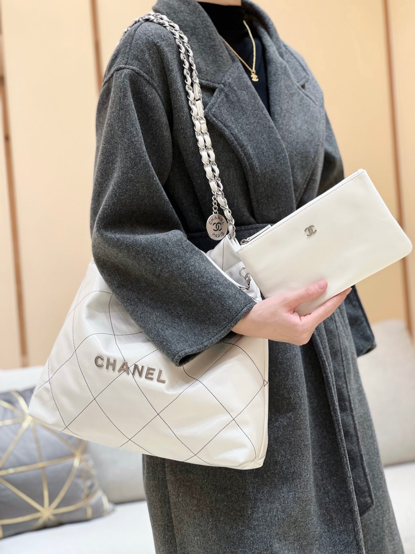 小香家-2023早春度假系列 22Bag 中號 白色配黑線 上身圖