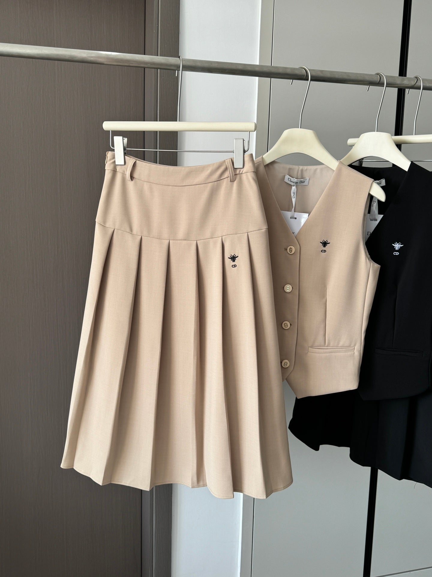 迪D家-2403 新品西裝馬甲百褶半裙套裝