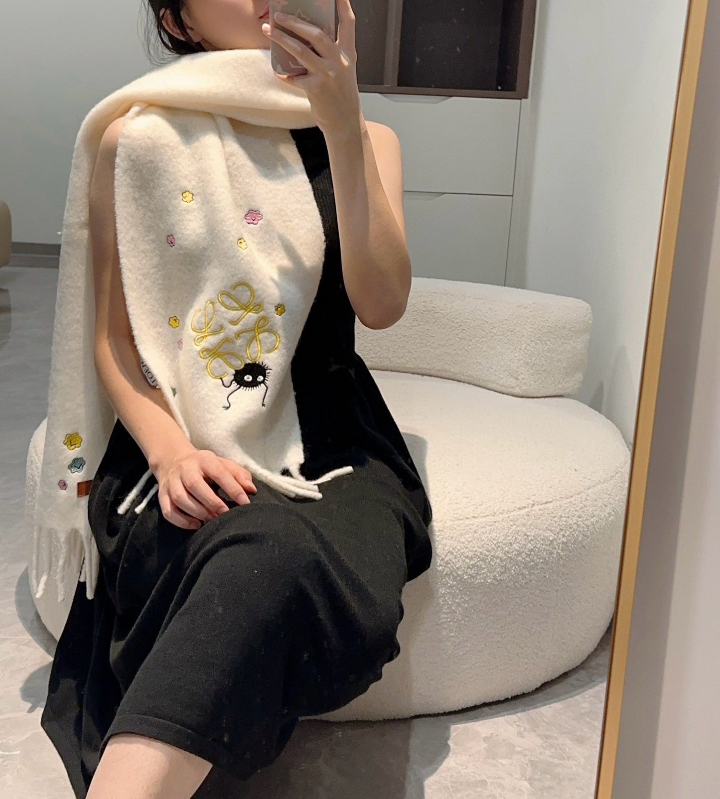 羅L家-2024龍貓聯名刺繡毛絨圍巾 白色