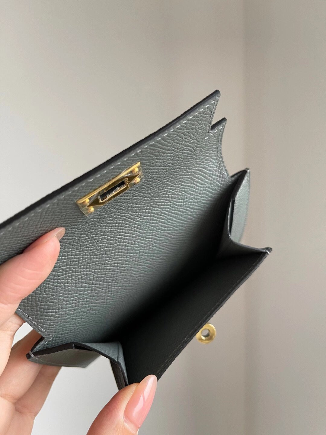 小愛款-Kelly Pocket epsom 63卡包 杏仁綠 金扣