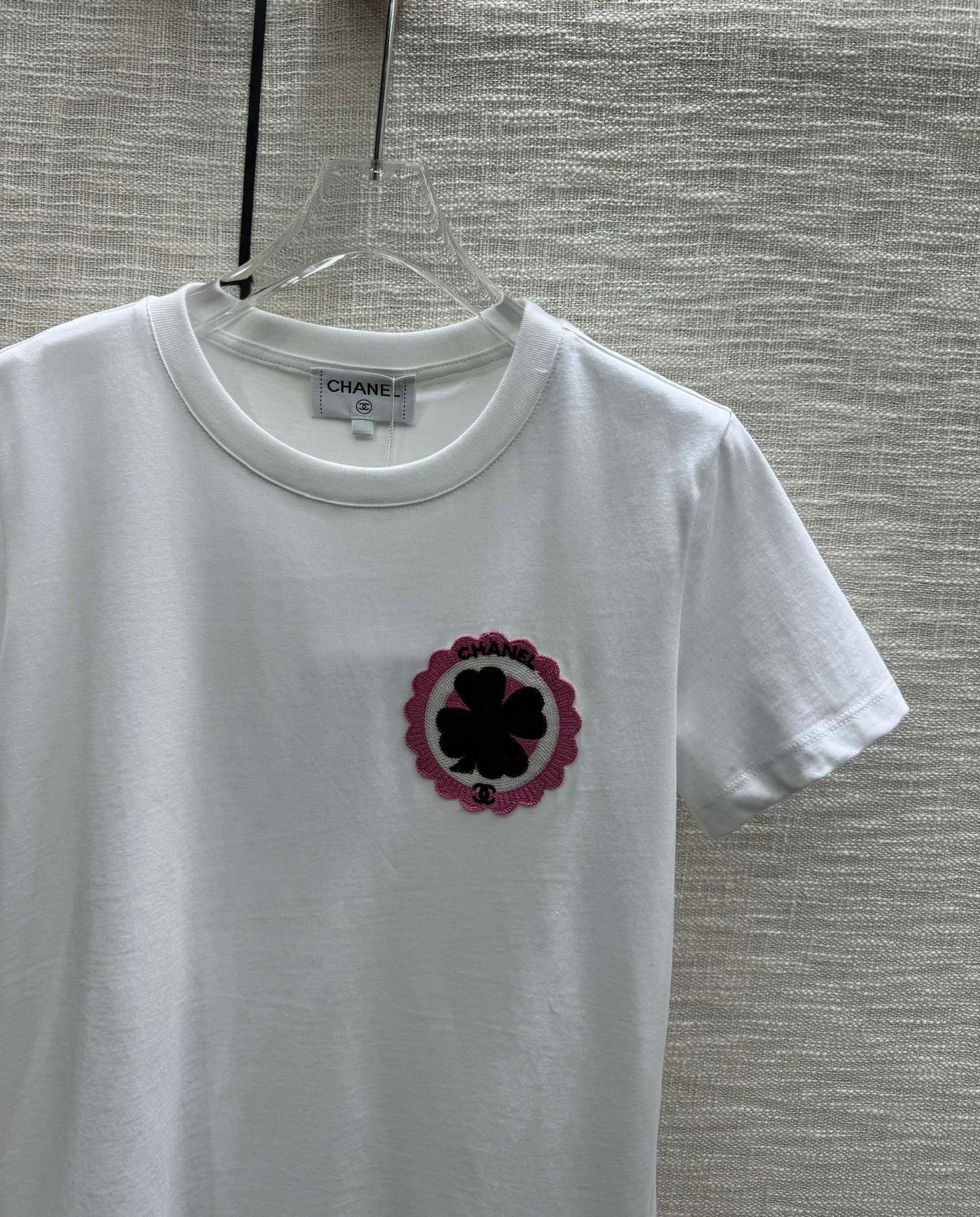 小香家-2403 刺繡四葉草字母圓領短袖TEE 白色
