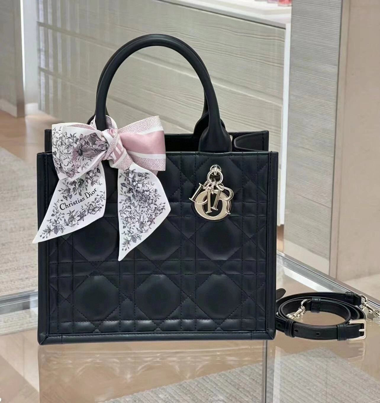 熱銷款 迪D家-2024春夏系列 Book Tote  菱格紋牛皮 黑色 小號