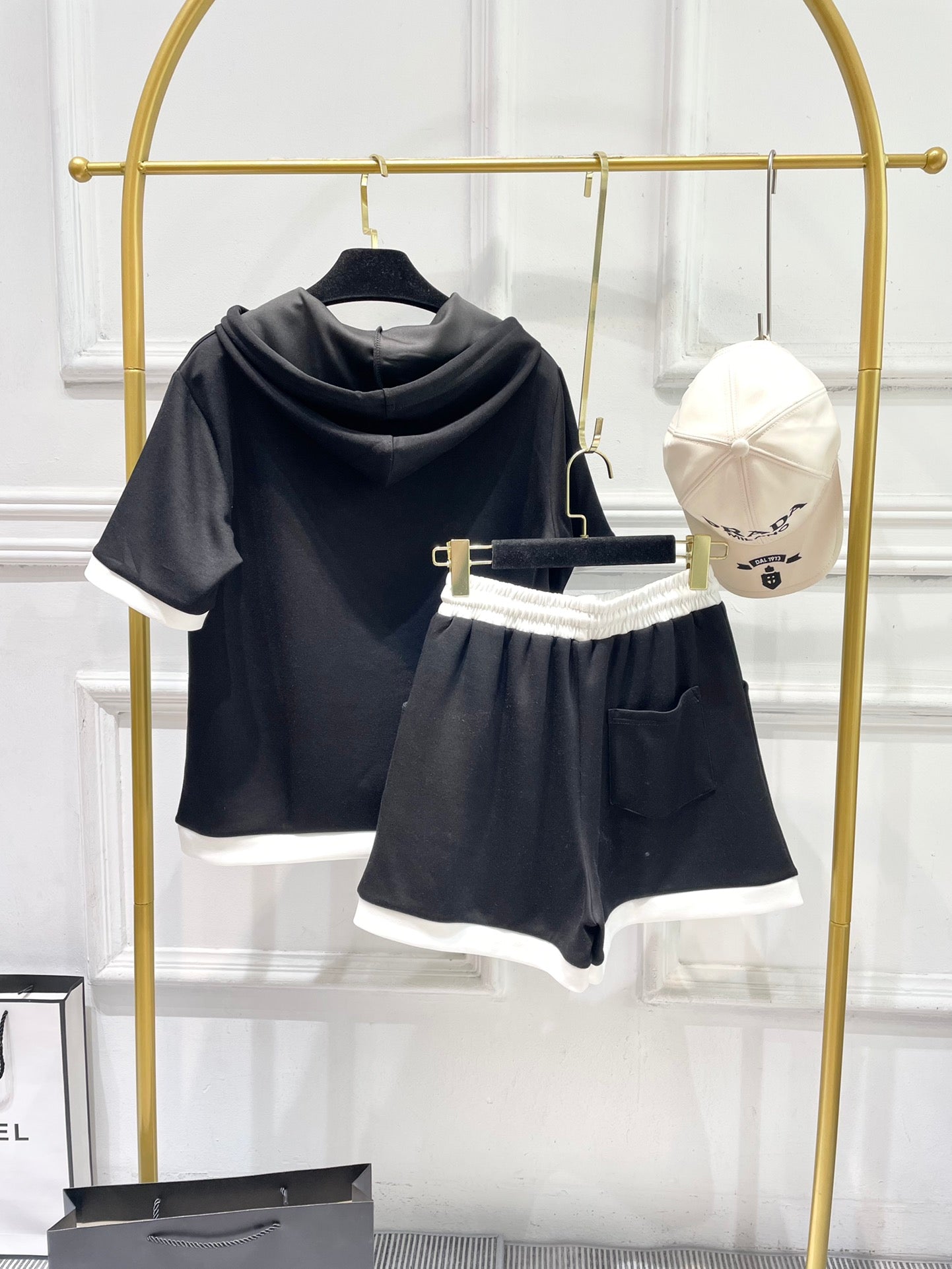小香家-2403 中古撞色連帽短袖短褲套裝 黑色
