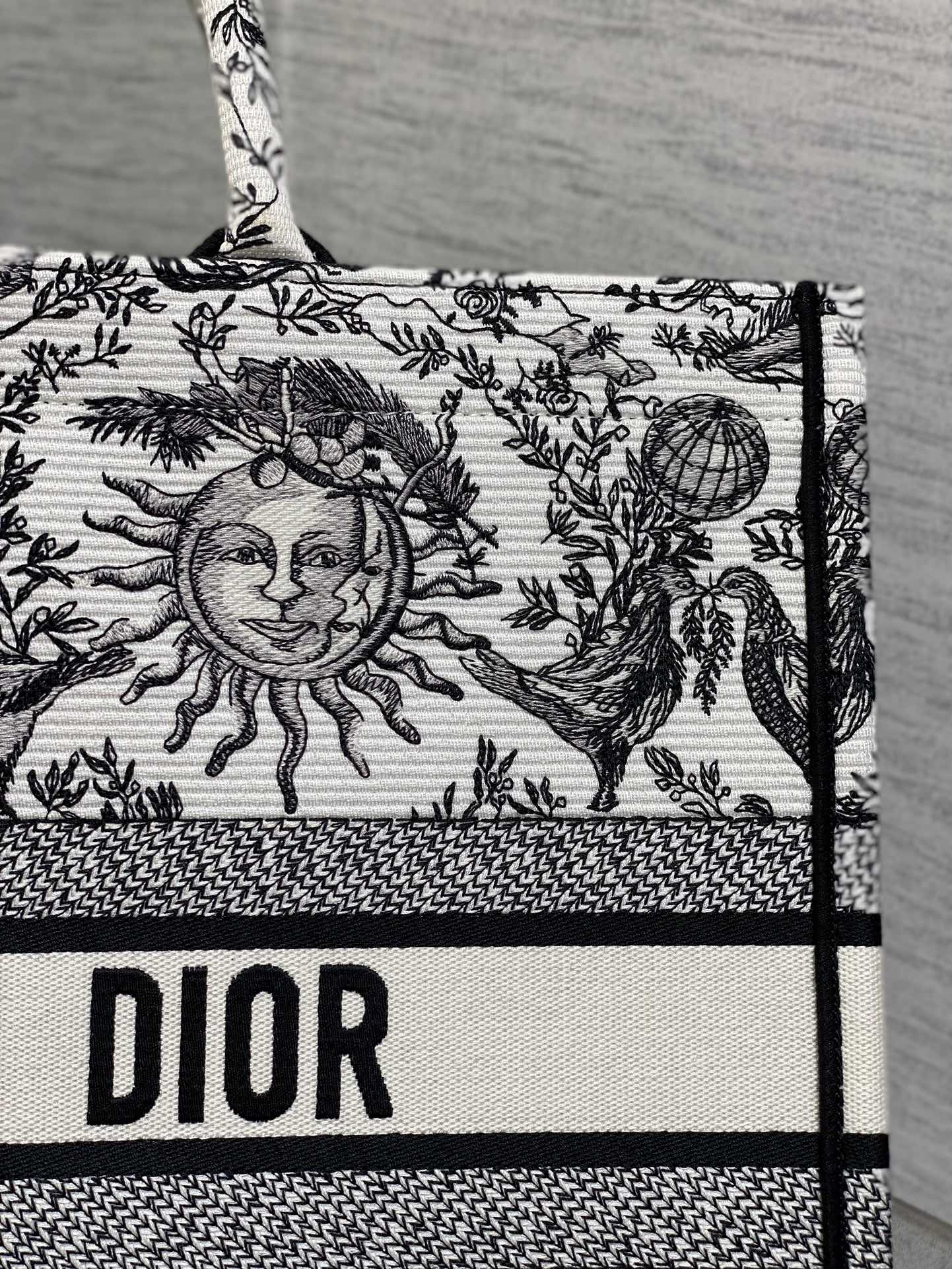 迪D家-2024春夏系列 Book Tote 太陽刺繡 黑白色 大號