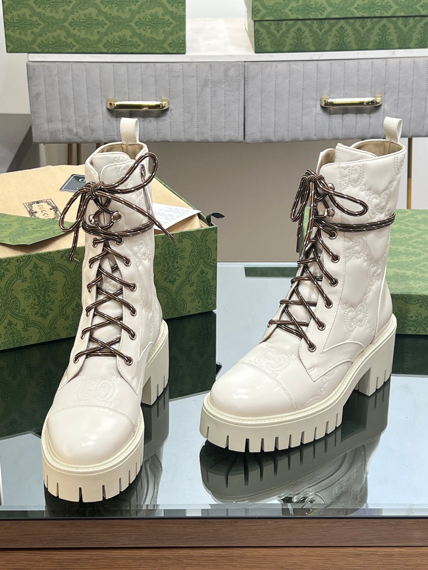 古G家-電繡Matelassé繫帶登山馬丁靴 白色