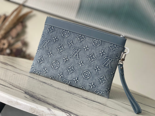 M82313 路L家-Pochette To-Go手拿包 牛仔款