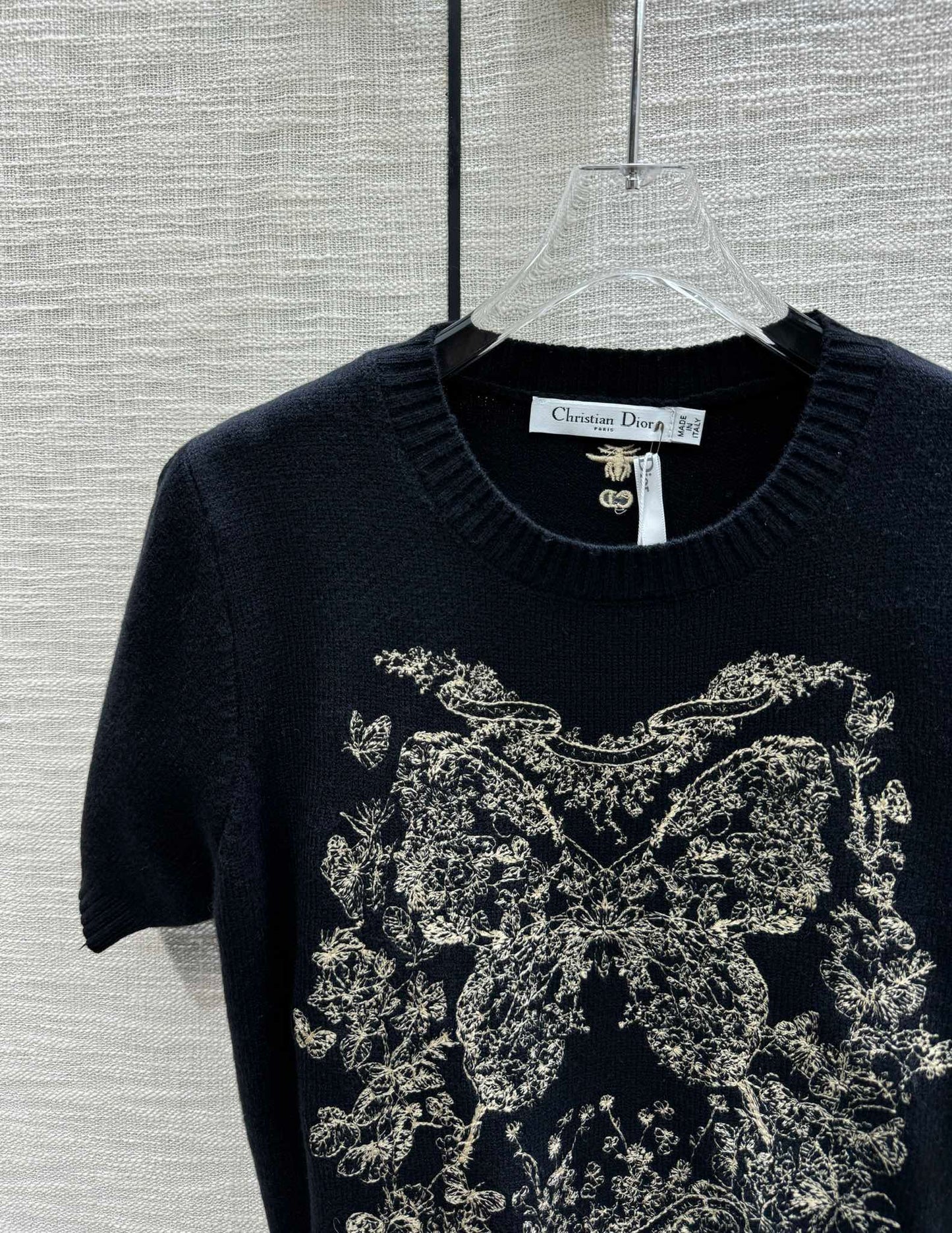 迪D家-2403 花花蝴蝶系列刺繡針織短袖 黑色