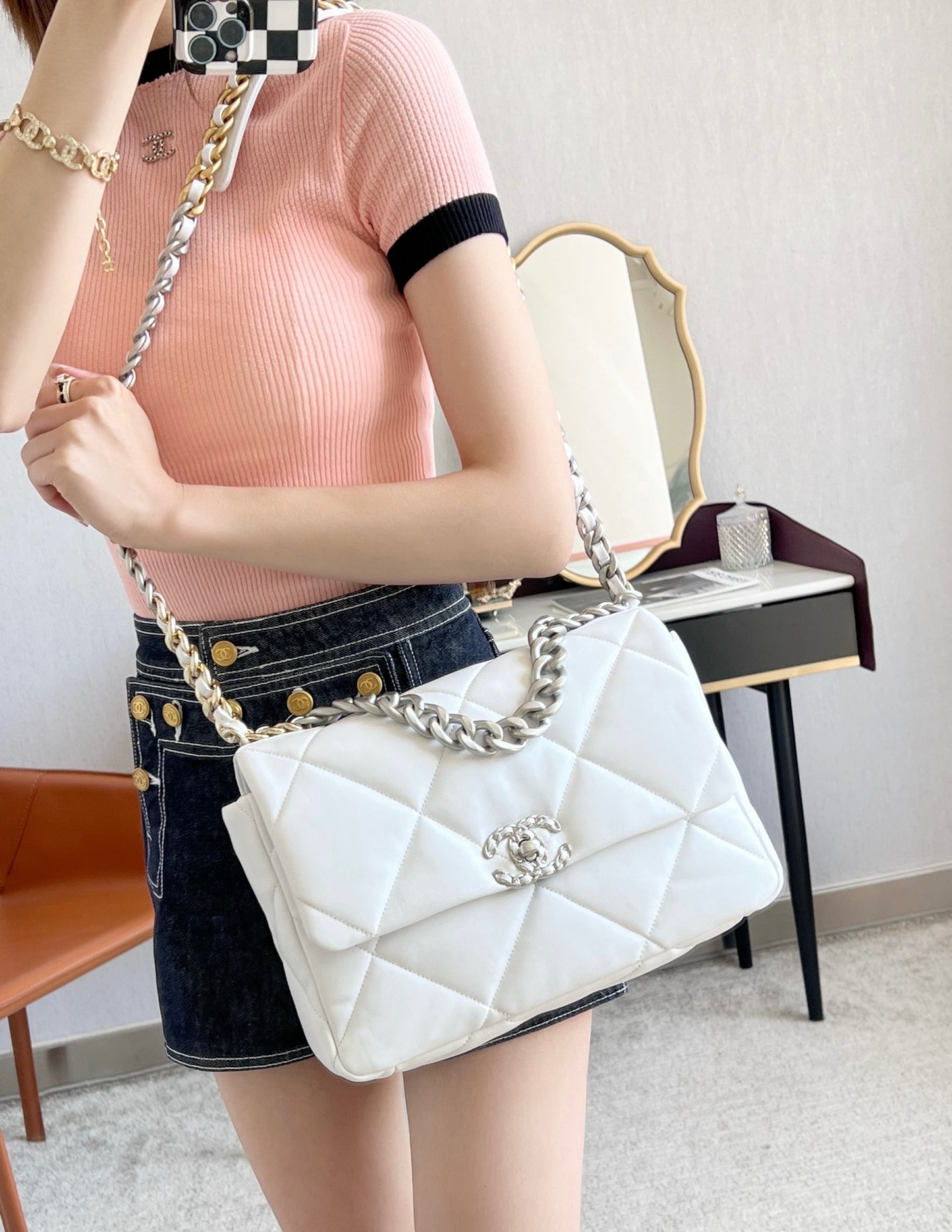 小香家-19Bag 白色銀扣 中號 上身圖
