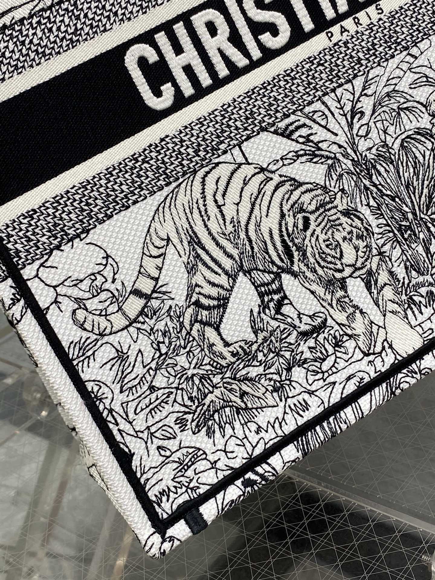 迪D家-Book Tote 2023春夏系列 老虎刺繡 白色 大號