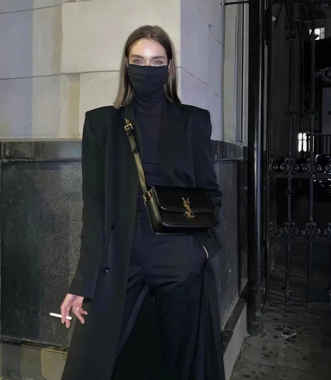 聖Y羅-BOX SAINT LAURENT 豆腐包 大號 黑色 上身圖