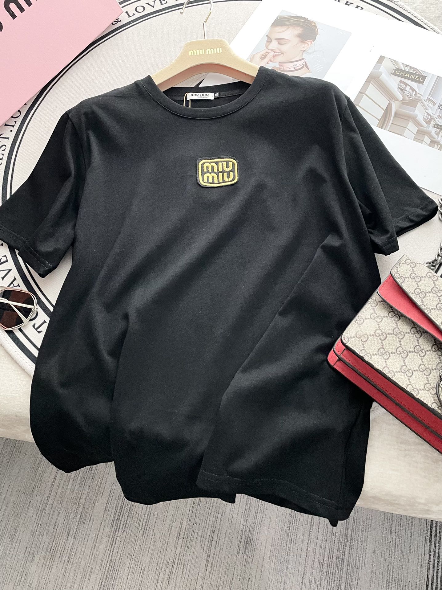 穆M家-2404 刺繡字母貼布短袖Tee 黑色