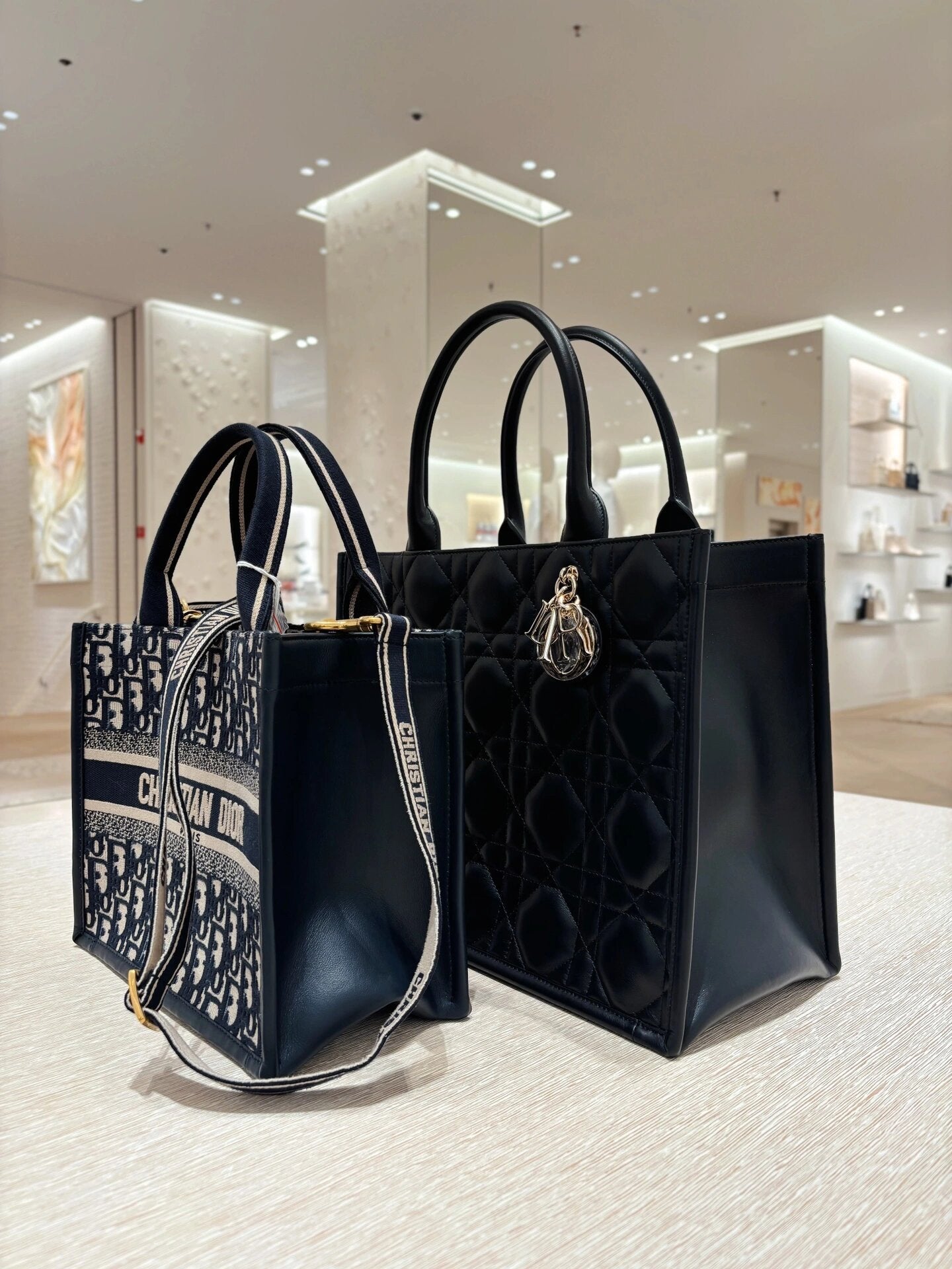 熱銷款 迪D家-2024春夏系列 Book Tote  菱格紋牛皮 黑色 中號