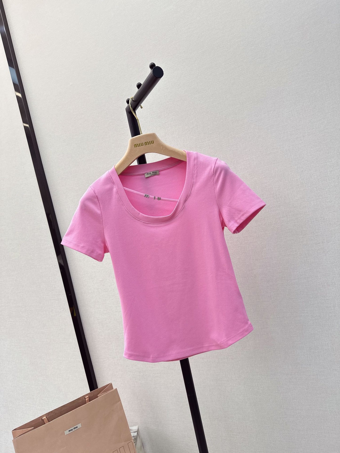 穆M家-2404 春夏最新款純欲風修身U領TEE 粉色