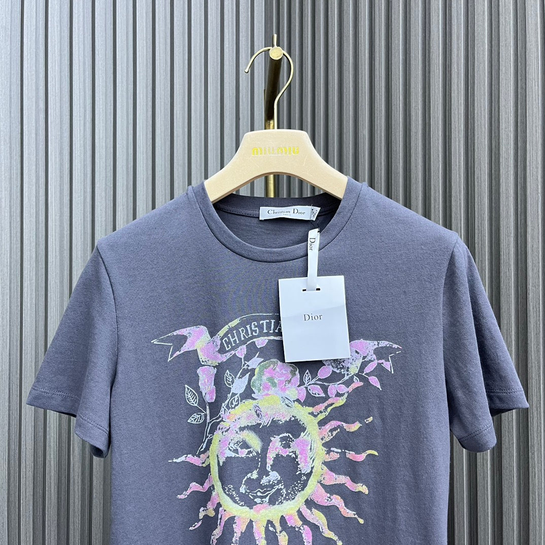 迪D家-2403 24新品上架圓領太陽印花TEE 藍色